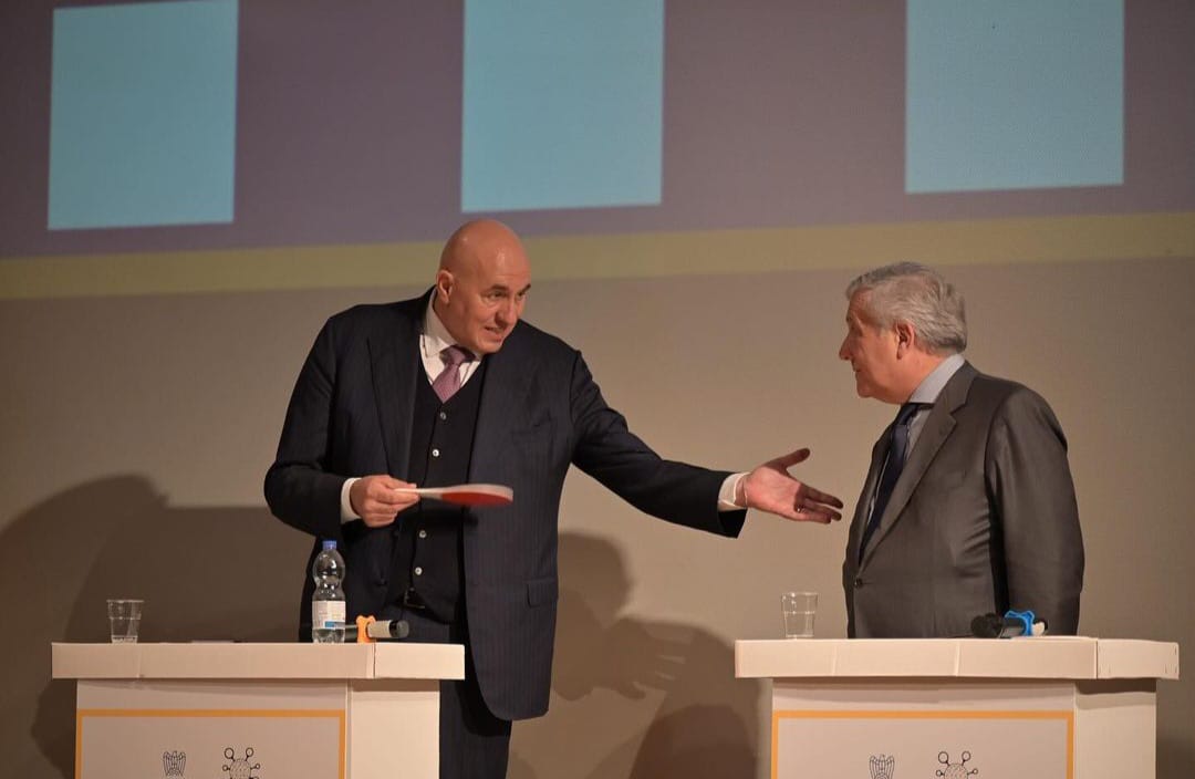 Una politica che non si parla, e altri leader pantomime di sé stessi